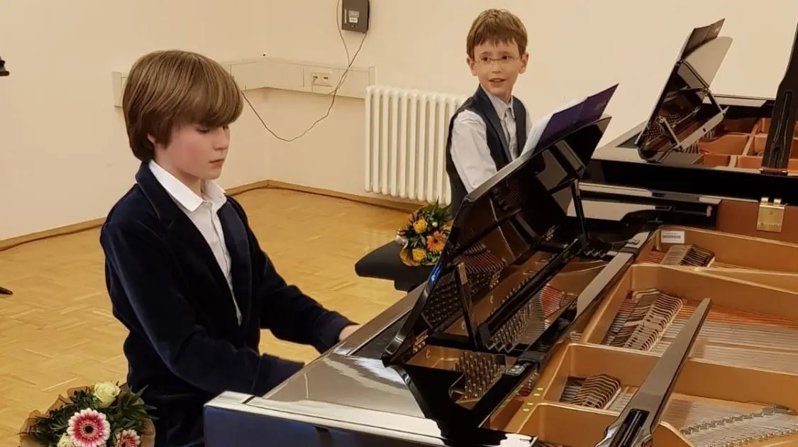 Einklang an zwei Flügeln: Richard Zerche und Mika Irrgang haben in der Kategorie „Klavier vierhändig“ am Landeswettbewerb von "Jugend musiziert" teilgenommen. Die beiden Neunjährigen, die in Eberswalde zur Musikschule gehen, haben einen ersten Preis errungen. Live durften sie der Jury allerdings nicht vorspielen. Sie übermittelten ihren Wettbewerbsbeitrag digital.