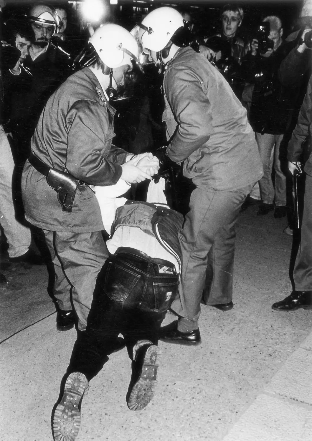 8. April 1991 in Frankfurt (Oder). Die Polizei nimmt einen Gewalttäter fest. Stundenlang hatte 250 bis 300 Personen starke Meute von Rechtsradikalen den Grenzübergang belagert. Die Polizei räumte den Bereich vor der Oderbrücke erst knapp 24 Stunden später. 41 Gewalttäter wurden damals in Gewahrsam genommen.