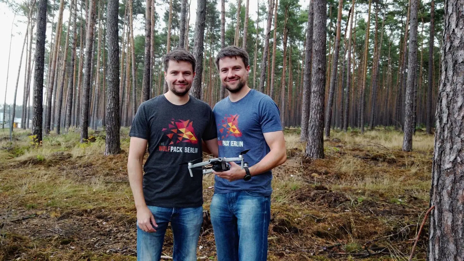 Robert (l.) und Andreas Wolf. Als "The Wolfpack" veröffentlichen die Zwillingsbrüder regelmäßig Bild- und Videomaterial zu Teslas Gigafactory in Grünheide.