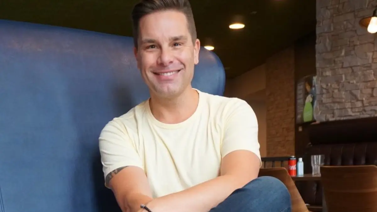 „Ich hoffe, dass die Menschen meine Ehrlichkeit schätzen“: Eloy de Jong hat die Zeit des Versteckens hinter sich gelassen. Als Mitglied einer berühmten Boygroup konnte er sich lange nicht als homosexuell outen.