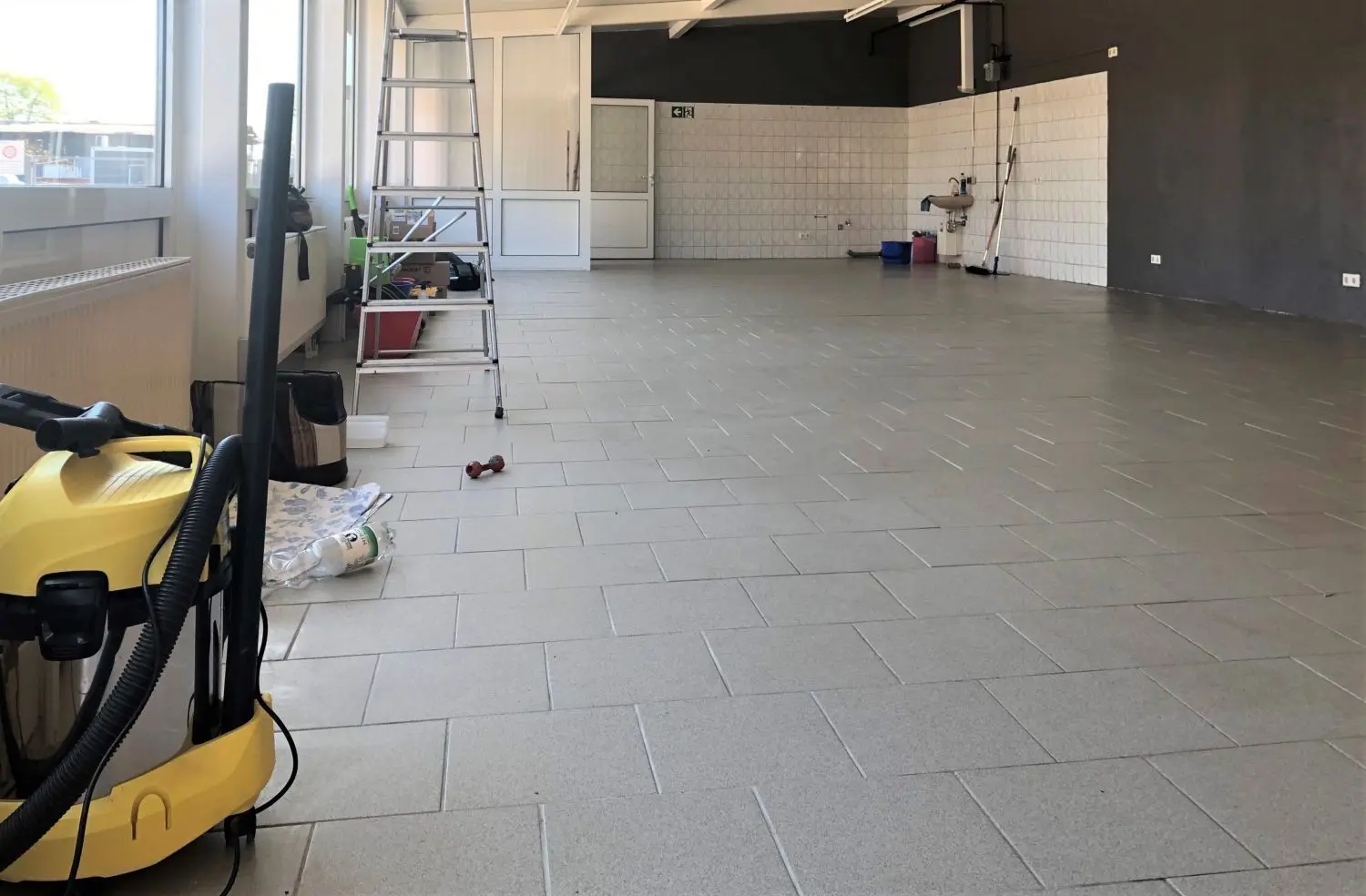 Noch braucht es etwas Fantasie, um sich den Laden in Pfaffendorf gefüllt mit frischen Produkten aus der Region und mit Menschen, die dort frühstücken, vorzustellen. Dennoch, am Montag ist Eröffnung.