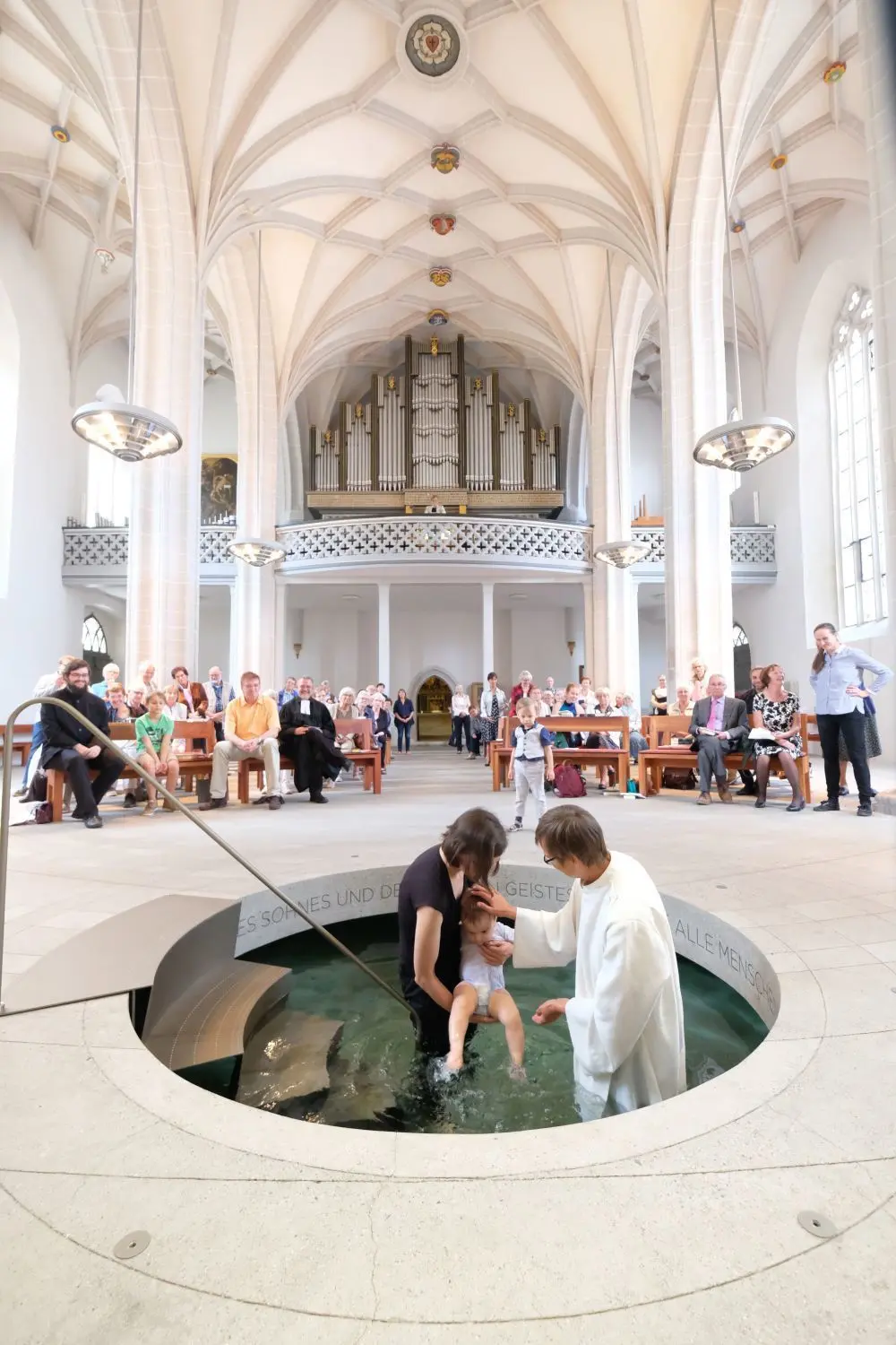 Eine Taufe in der Sankt Petri-Pauli-Kirche in Eisleben (Sachsen-Anhalt). Nur wenige Menschen in Ostdeutschland sind und werden getauft.