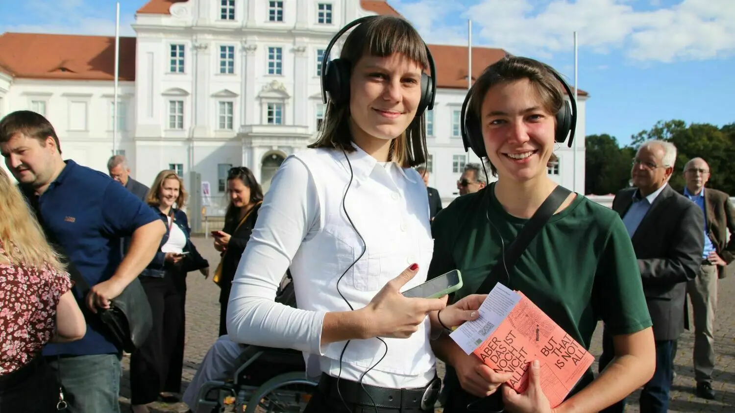 Erinnerung an das KZ Oranienburg: Die Medienkünstlerinnen Paulina Rübenstahl (l.) und Frederike Moormann haben den Audiwalk „Und gegenüber spielt die Blaskapelle" erarbeitet und am Freitag vorgestellt. Auch Kulturministerin Manja Schüle (SPD), deren Haus den Audiwalk gefördert hat, testete die knapp einstündige Geschichtstour und sagt anschließend sichtlich beeindruckt: „Ihnen ist etwas Großes gelungen.“