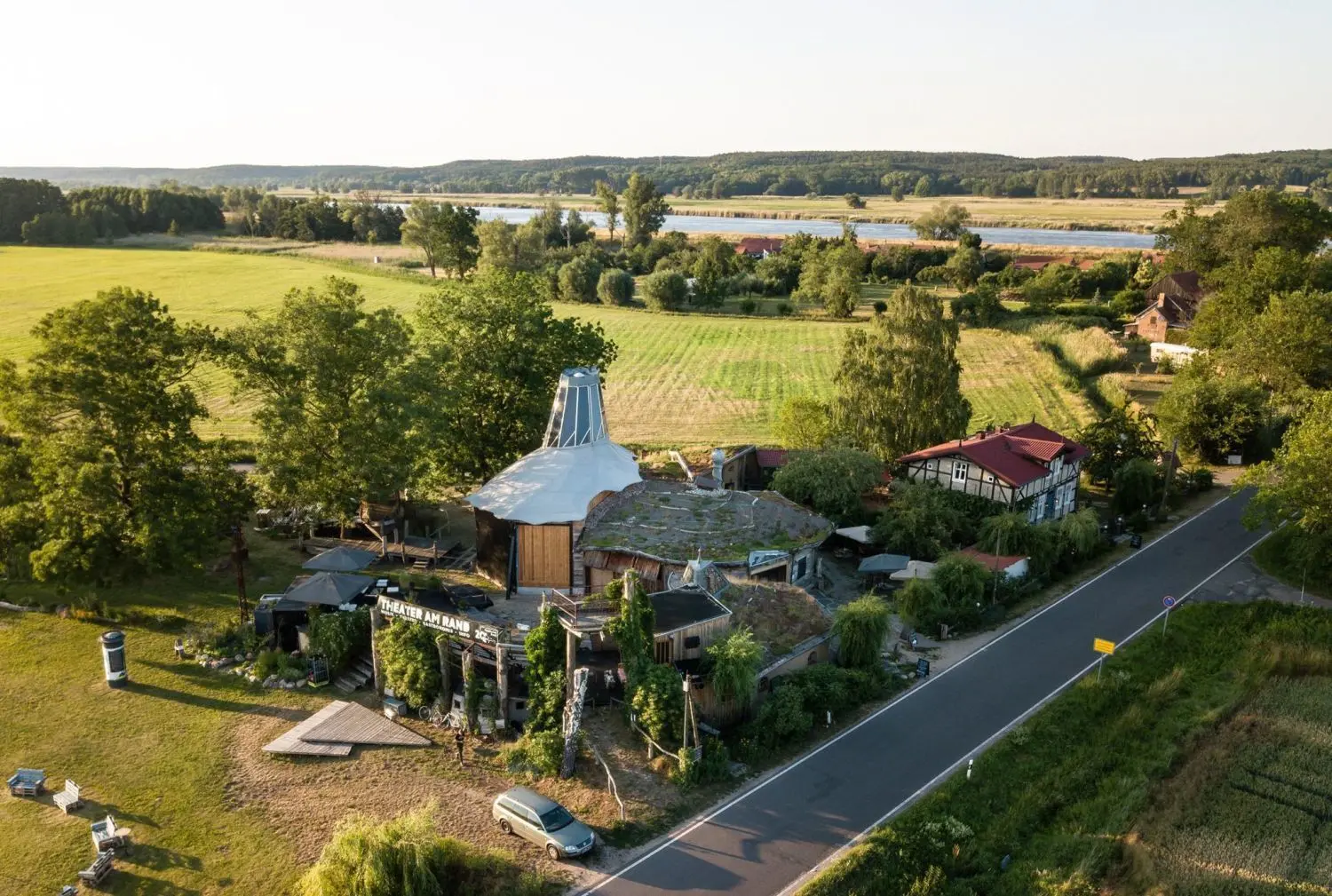 Direkt an der Oder: Das Theater am Rand in Zollbrücke im Oderbruch.