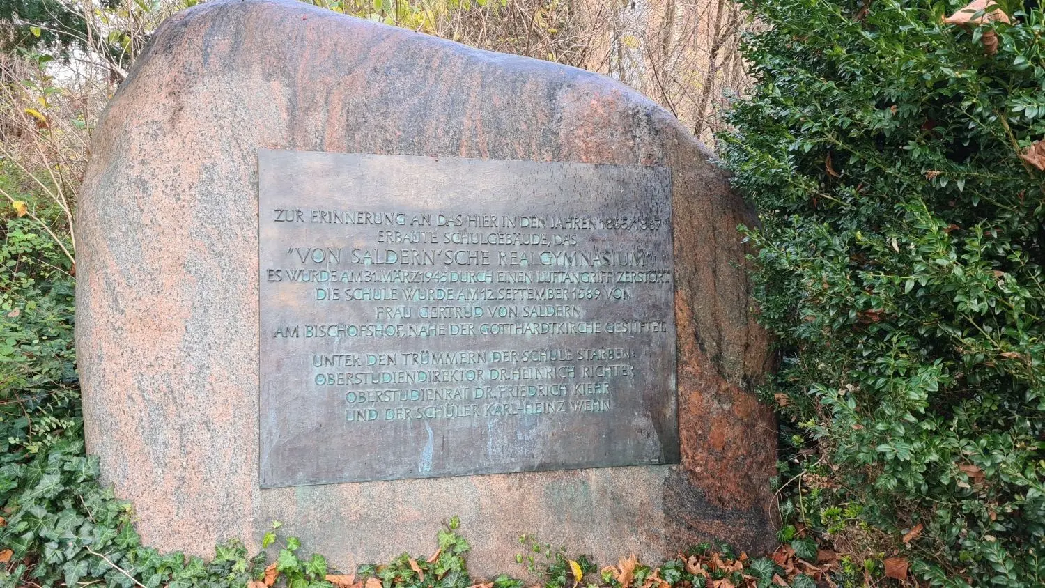 Ein Gedenkstein erinnert an den Standort und das Schicksal der Saldria am Salzhof.