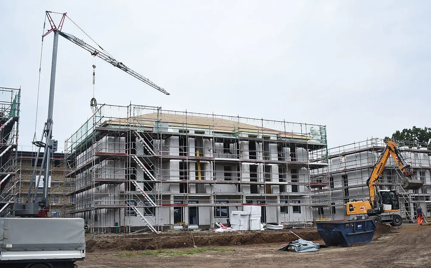 Auf dem Areal des früheren Sportplatzes Dreiklang laufen die Bauarnbeiten an den Blumenvillen auf Hochtouren.