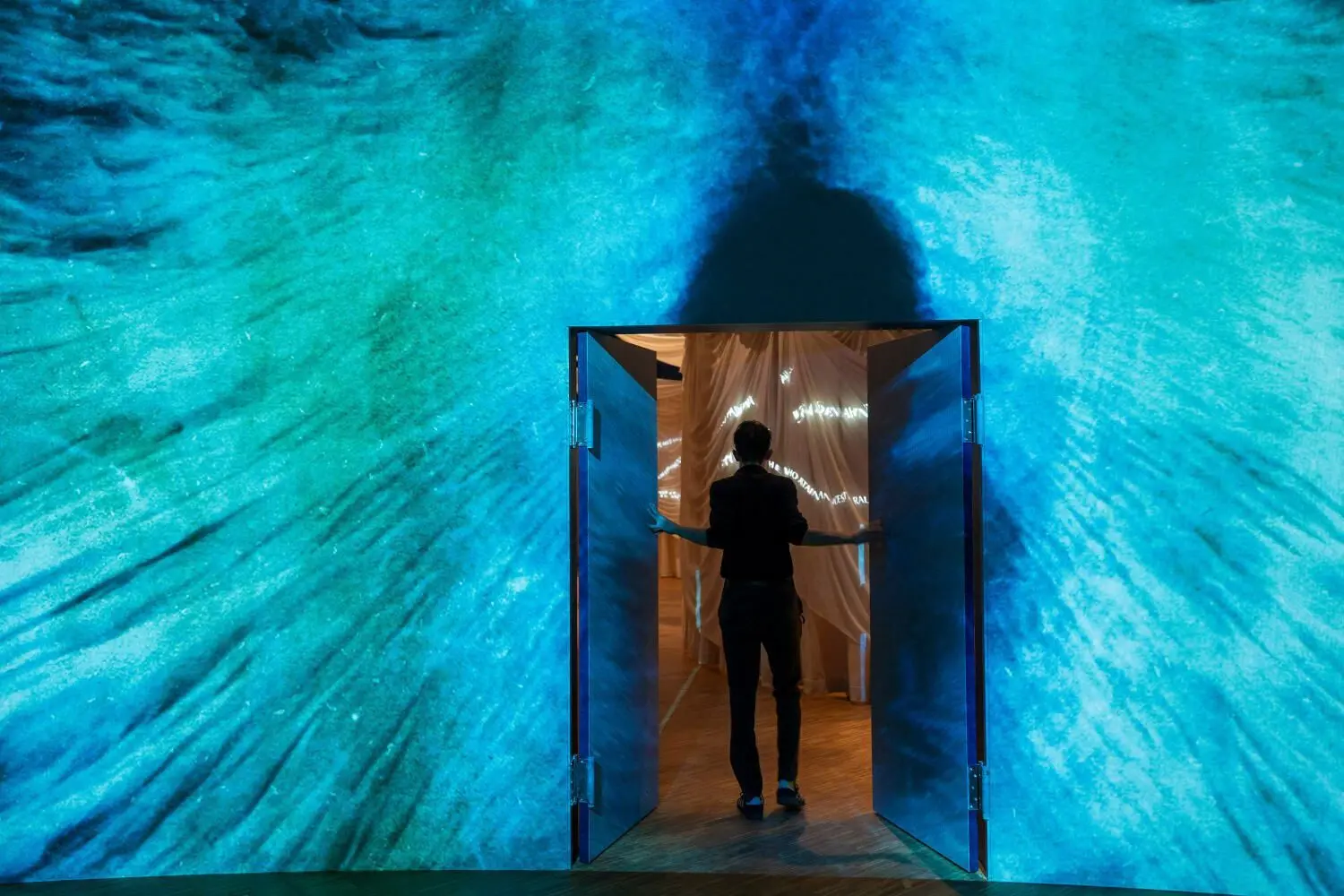Das Humboldt Forum Berlin zeigt die Ausstellung „un_endlich. Leben mit dem Tod“. Die Ausstellung beleuchtet verschiedene Aspekte des Sterbens und Umgangs mit dem Tod weltweit und inszeniert das Thema immersiv und multimedial. Im Bild der Eingang: Prolog Kosmos – am Ende sind wir alle Sternenstaub (Urknall).