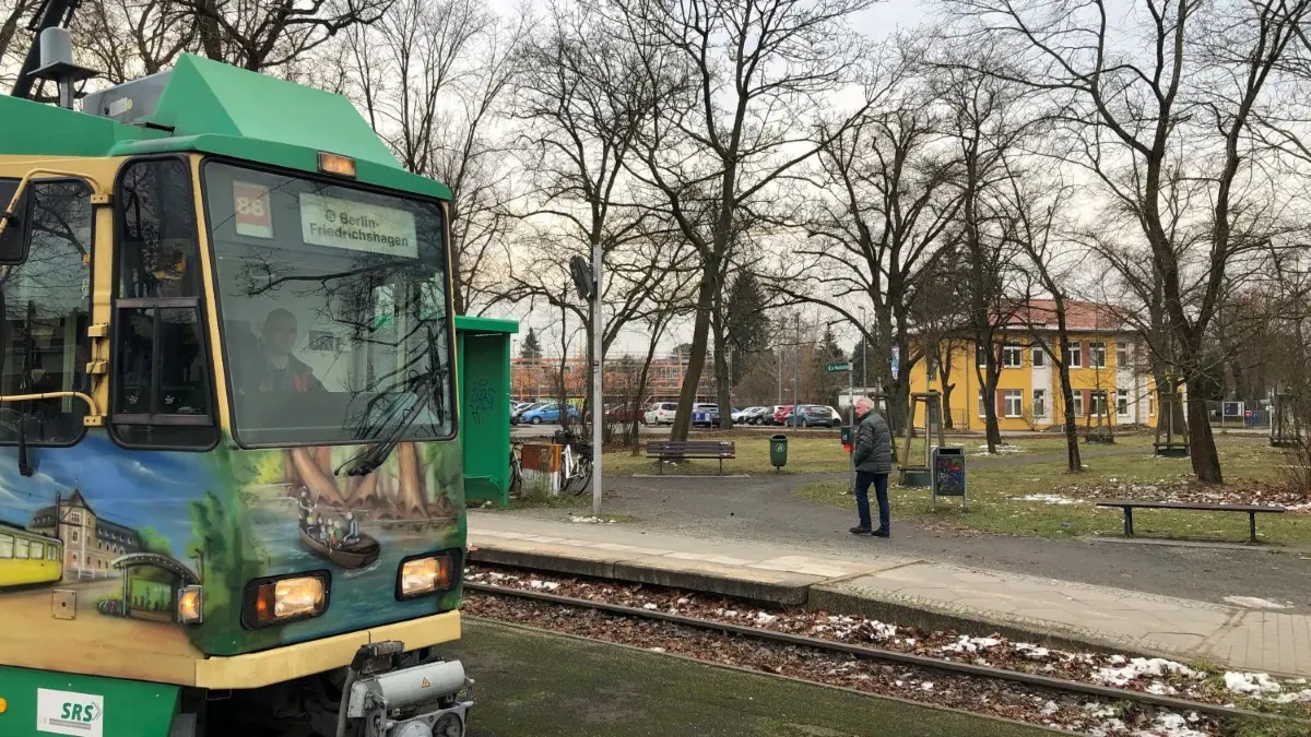 Ausbau des Nahverkehrs: Die Schöneicher Straßenbahn–Linie 88 fährt im Berufsverkehr alle 10 Minuten zum S–Bahnhof Friedrichshagen. Damit der Takt künftig gehalten werden kann, braucht es eine neue Wendeschleife.
Schöneiche, 8.12.2021 Ausbau des Nahverkehrs: Stecke der Tram 88 erhält eine neue Wendeschleife. (Schöneicher-Rüdersdorfer Straßenbahn)