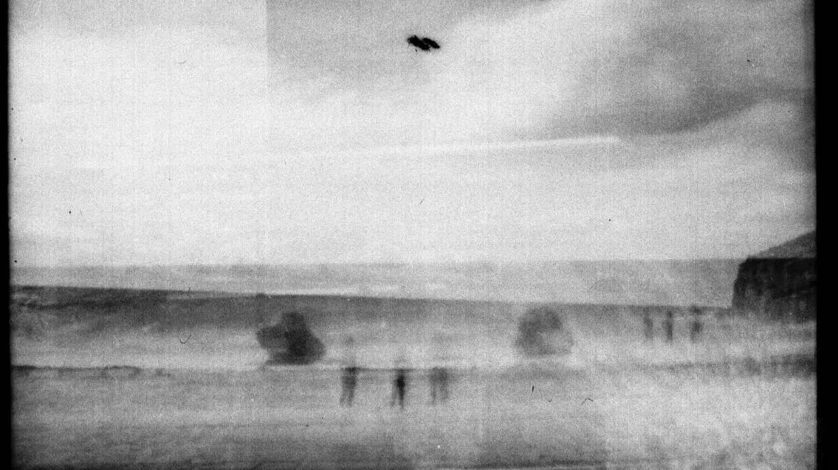 Mit dem Brandenburgischen Kunstpreis ausgezeichnet: die Fotografie „Cornwall–Tourist“ hat Micha Winkler mit einer Lochkamera aufgenommen. Der Fotograf ist kurz nach Eröffnung der Ausstellung am 17. Oktober verstorben.
Micha Winkler, Cornwall-Tourist