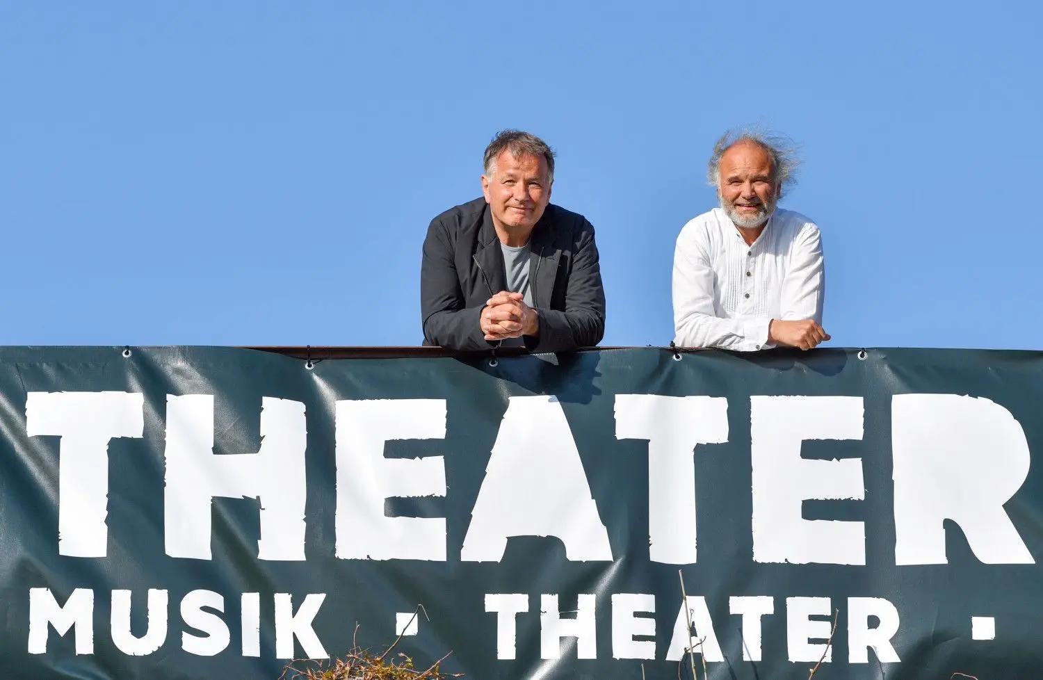 Der Schauspieler Thomas Rühmann (l.) und der Musiker Tobias Morgenstern gründeten 1998 das Theater am Rand in Zollbrücke.