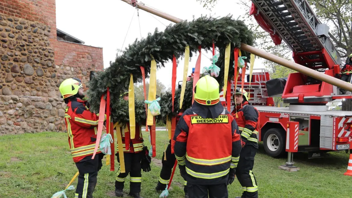 Die Beeskower Feuerwehr zieht mittels Drehleiter den Maibaum sechs Meter in die Höhe. Erstmals steht er vor der Burg Beeskow. Die Krügersdorfer Tanzmäuse haben den Maibaum eingetanzt und mit gelb–roten Bändern umwickelt.
Die Beeskower Feuerwehr zieht mittels Drehleiter den Maibaum sechs Meter in die Höhe. Erstmals steht er vor der Burg Beeskow. Die Krügersdorfer Tanzmäuse haben den Maibaum eingetanzt und mit gelb-roten Bändern umwickelt.