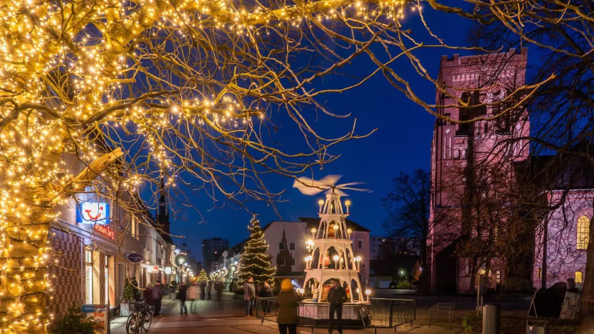 Lichterglanz in der Vierradener Straße in Schwedt, im vergangenen Jahr: Vorbei ist es mit Einkäufen ohne Nachweise. Das erschwert vor allem auch das Weihnachtsgeschäft für Einzelhändler.
SChwedt, 06.12.2020.,Lichterglanz in der Vierradener Straße in Schwedt