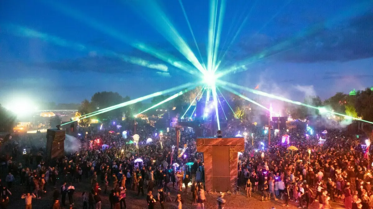 Auf dem ehemaligen Flugplatz Lärz bei Neustrelitz in Mecklenburg beginnt am Mittwoch (30. Juni) das Fusion–Festival. Bis Sonntag werden mindestens 70.000 Gäste erwartet.
ARCHIV - 27.06.2019, Mecklenburg-Vorpommern, Lärz: Festivalbesucher tanzen an der Turmbühne auf dem Gelände des Fusion-Festival 2019. (zu dpa "Abgespecktes Festival auf dem Fusion-Gelände") Foto: Christian Charisius/dpa +++ dpa-Bildfunk +++