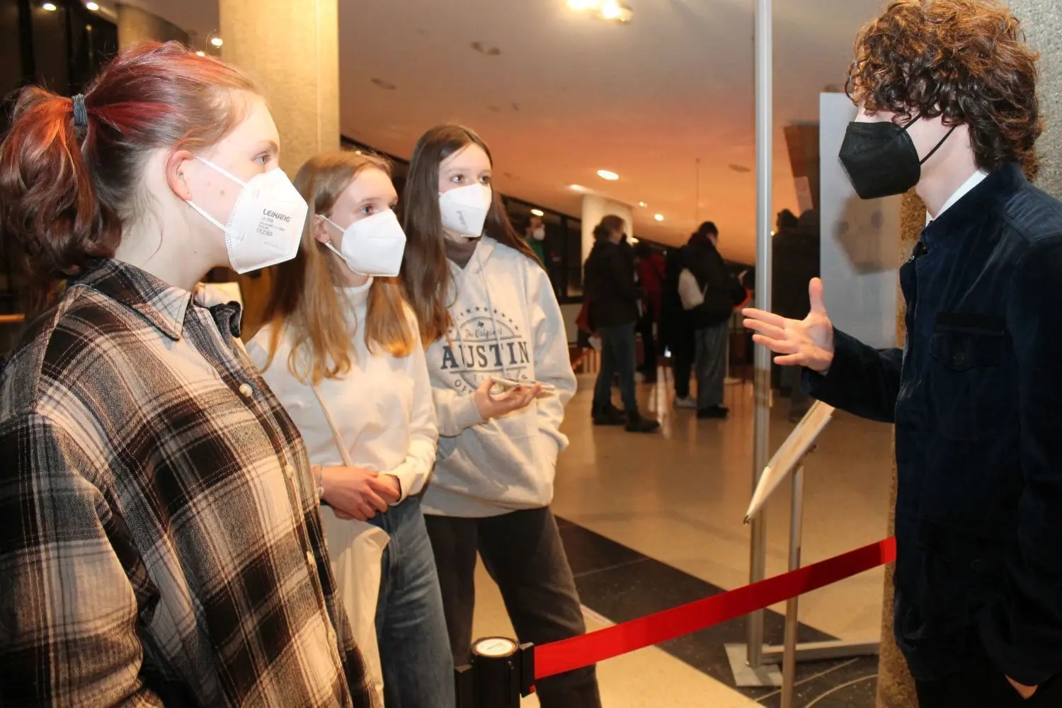 Fragen erlaubt: Schülerinnen treffen in der Kinder- und Jugendsektion „Generation“ bei der Berliner Berlinale den US-Schauspieler Wyatt Oleff vor der Premiere des Drogendramas „Stay awake“.