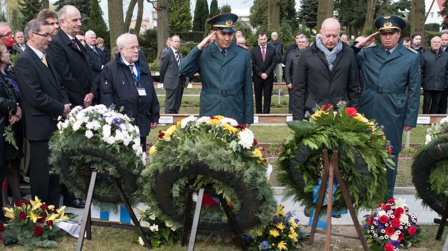 Politische Prominenz beim Gedenken an die Schlacht um die Seelower Höhen: So nahmen am 17. April 2015  Lothar de Maiziere, einer der Co-Vorsitzenden des Petersburger Dialogs (3.v.l.), Brandenburgs ehemaliger Ministerpräsident Matthias Platzeck (l) und Brandenburgs Ministerpräsident Dietmar Woidke (2.v.l./beide SPD) teil. Auch Vertreter der russischen Botschaft waren vor Ort. Während der Schlacht kurz vor der Befreiung Berlins starben im Frühjahr 1945 Zehntausende Soldaten und unzählige Zivilisten. Die Schlacht dauerte vom 16. bis 19. April.