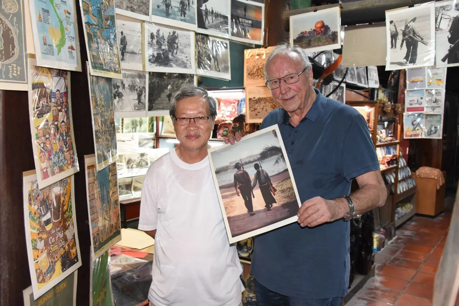 Ein Wiedersehen: Thomas Billhardt hat viele Protagonisten seiner Fotos in Vietnam erneut getroffen – hier 2020 in der Stadt Hoi An.