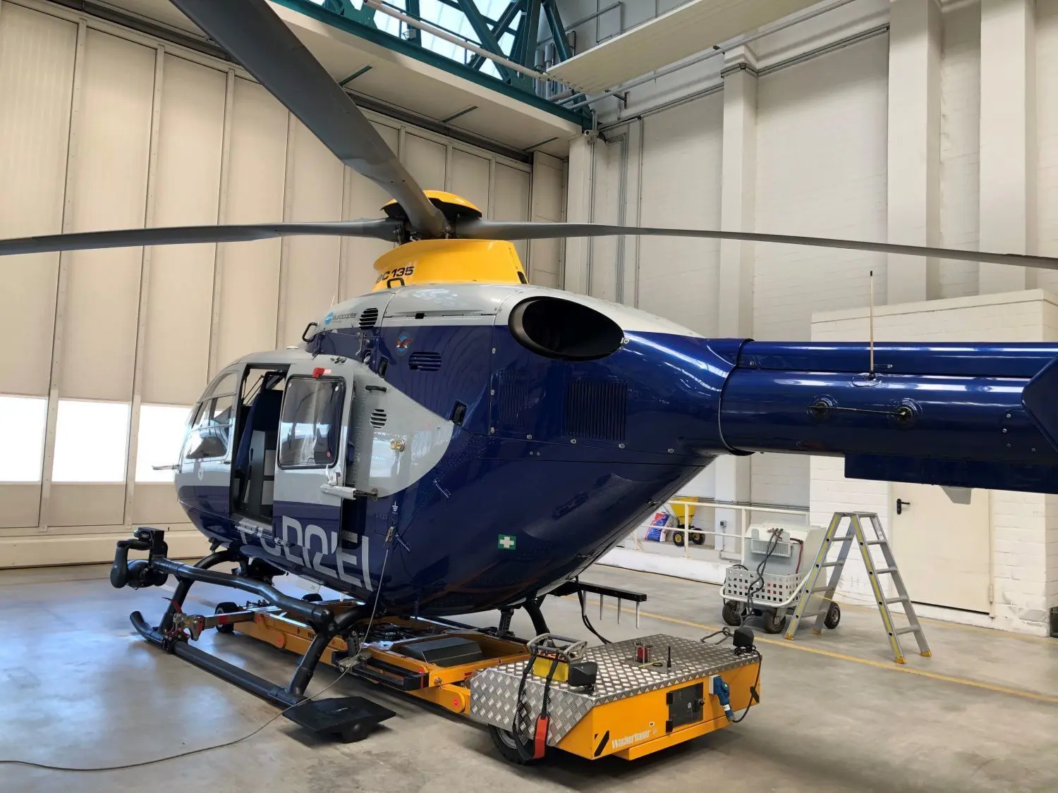 Der Hubschrauber vom Typ EC 135 P2 im Hangar der Direktion Besondere Dienste, Polizeihubschrauberstaffel in Ahrensfelde.