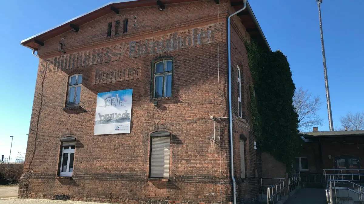 Das Jugendkulturzentrum „Alte Brauerei“ in Angermünde soll 2023 ausgebaut werden. Steht bereits ein fester Termin?
Das Jugendkulturzentrum "Alte Brauerei" in Angermünde wird 2023 asugebaut.