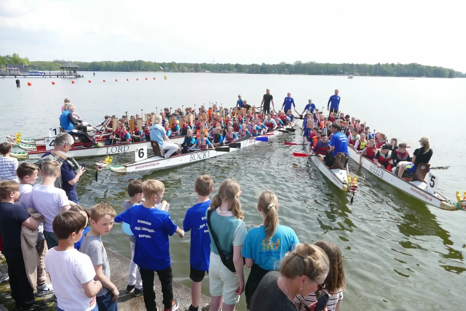 Beim Mai- und Hafenfest 2022 in Neuruppin gingen weniger Drachenboote an den Start als vor Corona, dafür aber nur solche aus der Region.