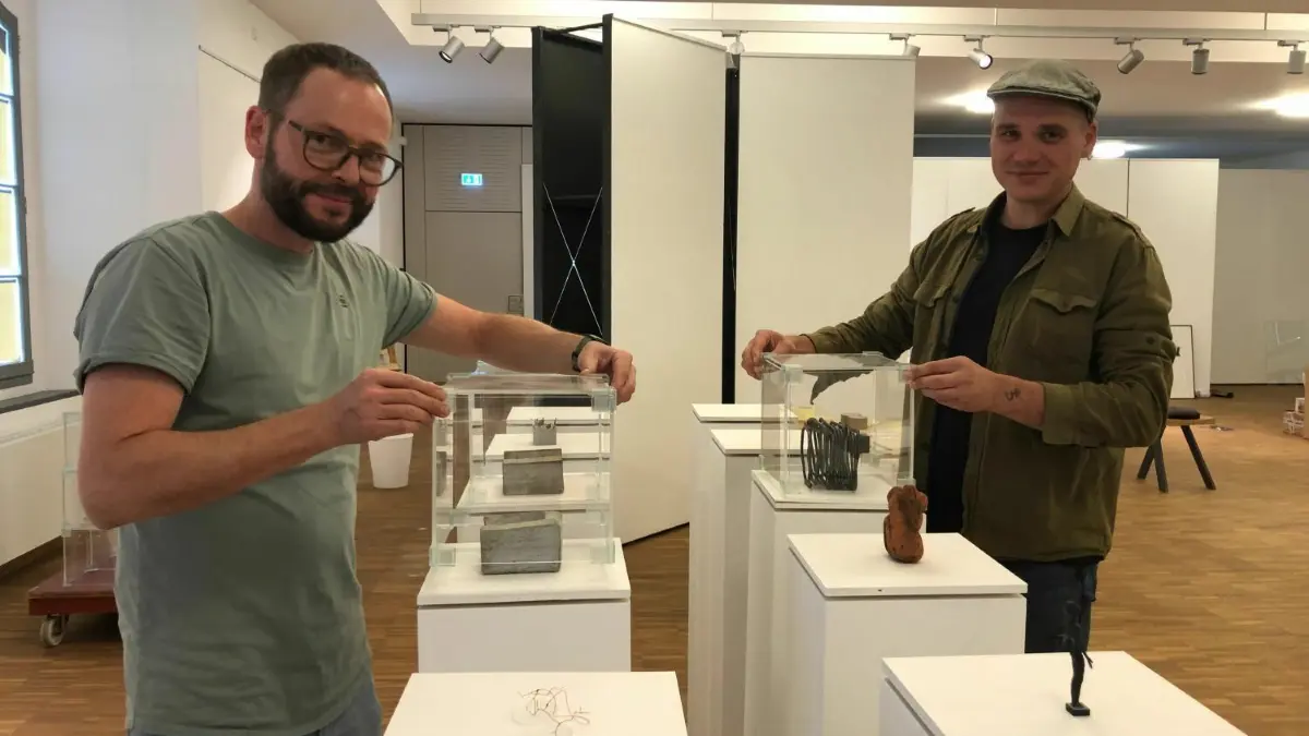Letzte Vorbereitungen vor der Eröffnung: Daniel Becker (links) und Christian Köckeritz vom der Kunstgalerie Altes Rathaus in Fürstenwalde platzieren die Kunstwerke.
10. Miniatur in der Bildenden Kunst in Fürstenwalde