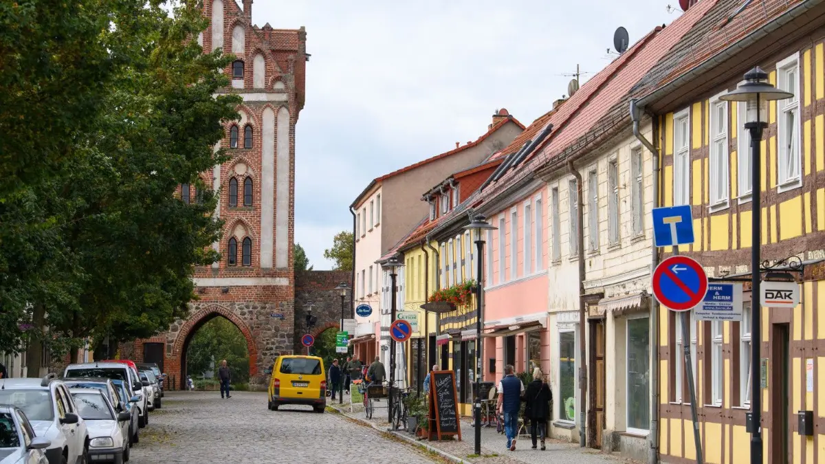 In Templin ist ein 57–jähriger Mann von der Pionierbrücke gestürzt. Wer kann der Polizei nähere Hinweise dazu geben? (Symbolfoto)
PRODUKTION - 16.09.2021, Brandenburg, Templin: Historische Fachwerkhäuser in der Berliner Straße nahe dem Marktplatz. Im Hintergrund ist das Berliner Tor zu sehen. Die Stadt im Brandenburger Norden wurde urkundlich erstmals im Jahr 1270 erwähnt. Dank der mittelalterlichen Kulisse zählt Templin zu den 31 Brandenburger Orten mit historischen Stadtkernen. (zu dpa: «Die Hamptons von Berlin? Ein Blick auf Merkels Heimat, die Uckermark») Foto: Soeren Stache/dpa-Zentralbild/dpa +++ dpa-Bildfunk +++