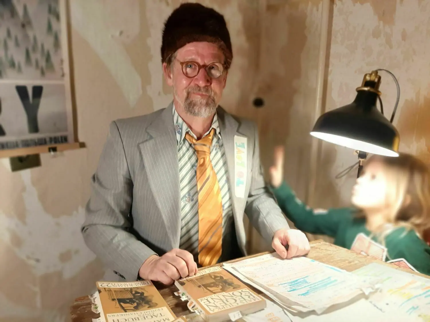 Zimmermann Mats Ciupka, der bekannte "Häuserretter" der Uckermark reist als "Icke-Poet" mit seinen unverwechselbar komischen Lesungen durch Brandenburg. Wenn er nicht gerade in Ruinen saniert, erklärt er die Welt auf seine Weise, gnadenlos ungeschminkt, aber urkomisch auf den Punkt gebracht.