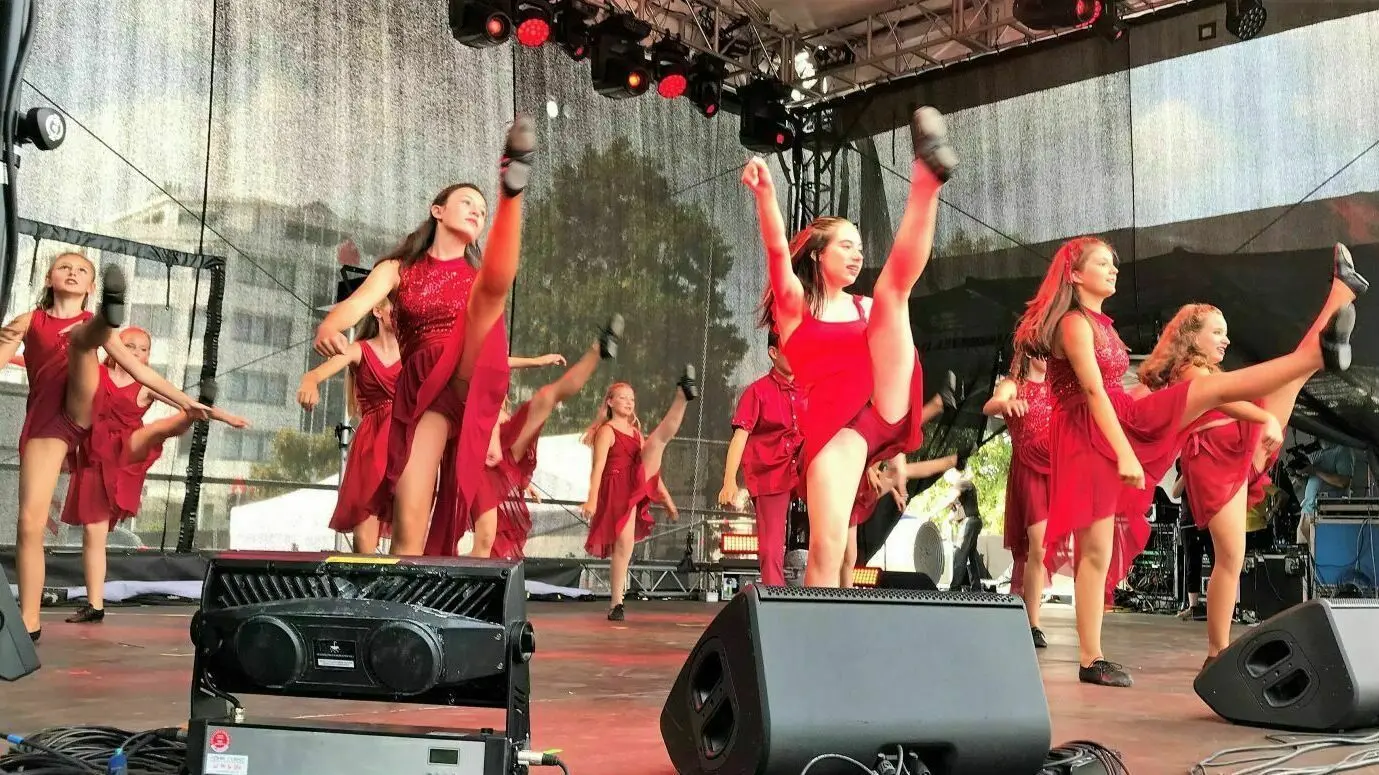 Sportliche Künstler auf der Hauptbühne: Die Tänzer des Tanzensembles „Fire & Flame“ begeistern mit ihren Darbietungen während der „Gala der Region“ das Publikum auf dem Stadtfest in Eisenhüttenstadt.
