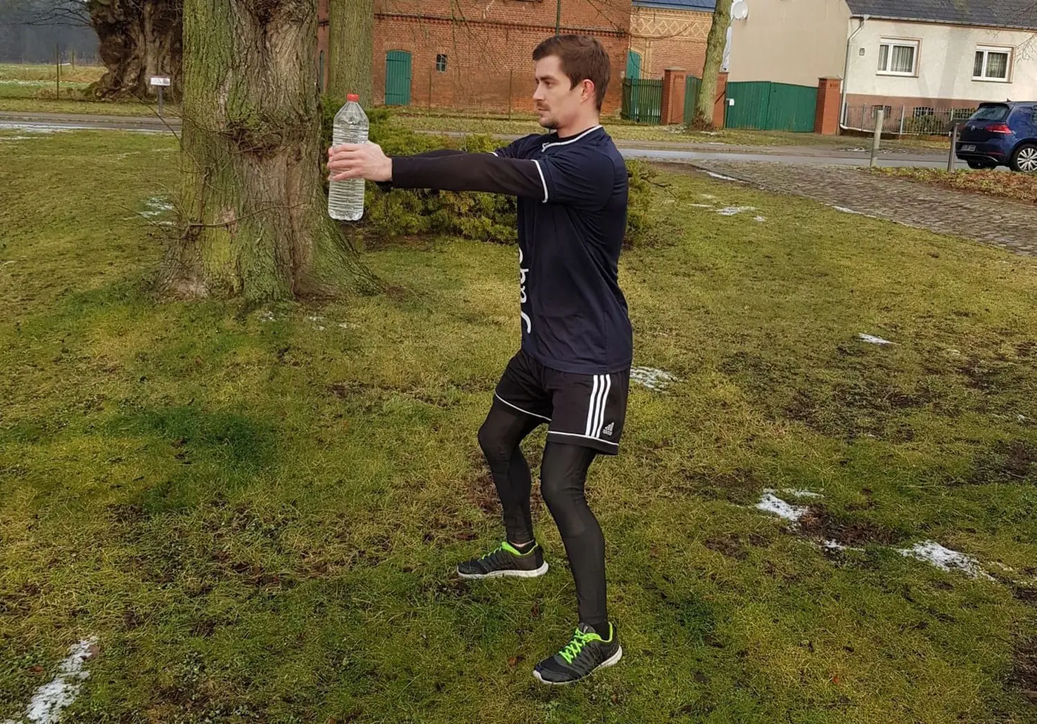 Sport-Student Michel Daue aus Ladeburg zeigt die Übung „Swing“ mit einer Wasserflasche.