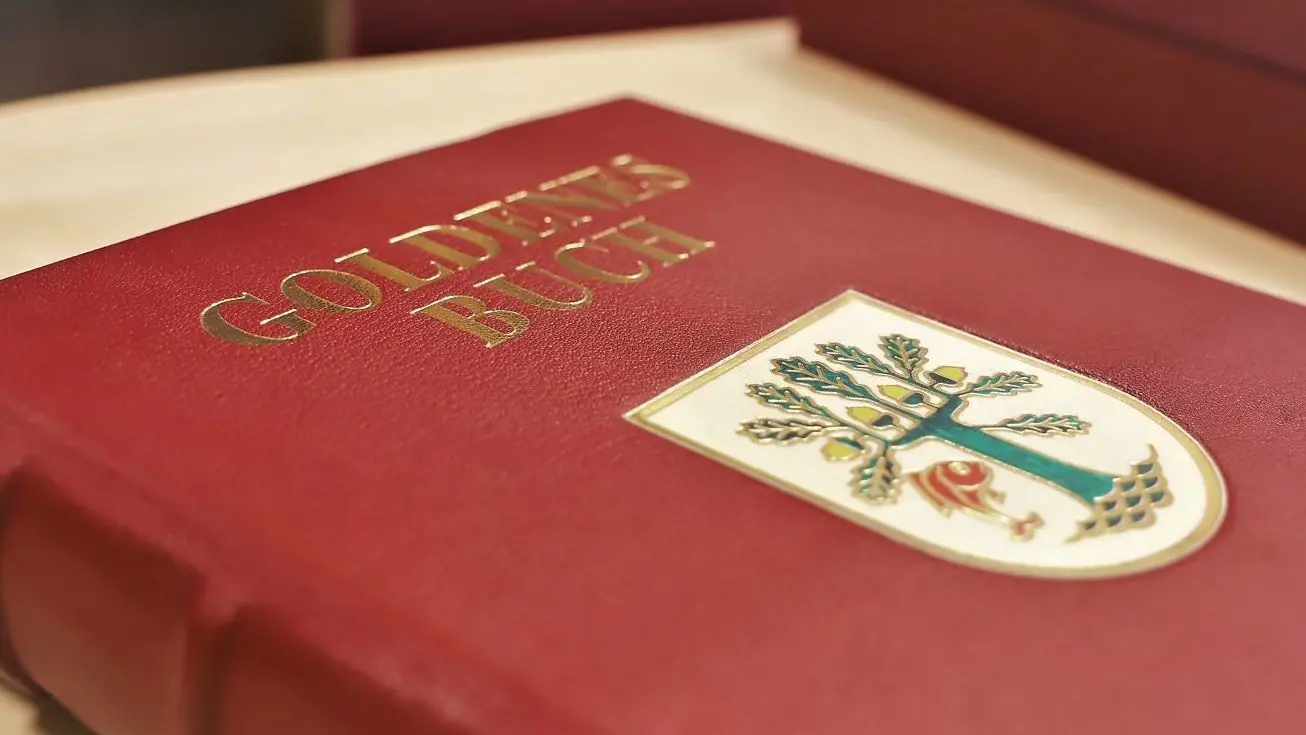 Das Goldene Buch der Stadt Oranienburg. Ein Viertel der Seiten ist erst gefüllt.