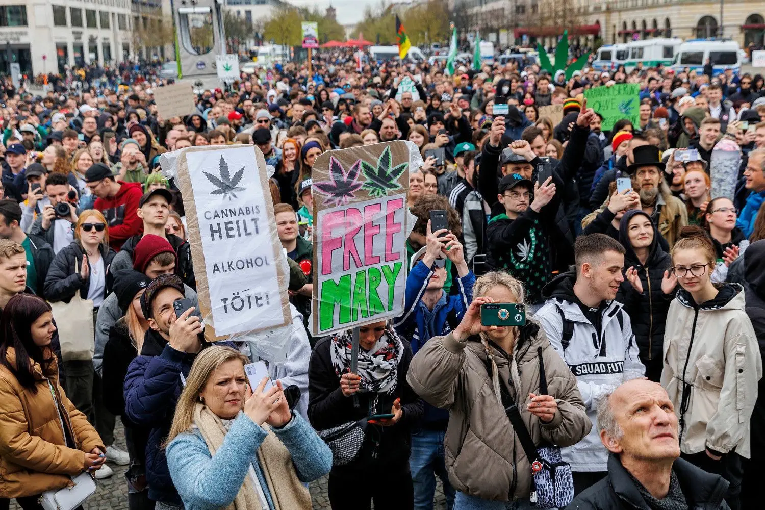 Teilnehmer zeigen Schilder mit den Aufschriften „Free Mary“ und „Cannabis heilt, Alkohol tötet“, während einer Demonstration für die Legalisierung von Cannabis vor dem Brandenburger Tor.