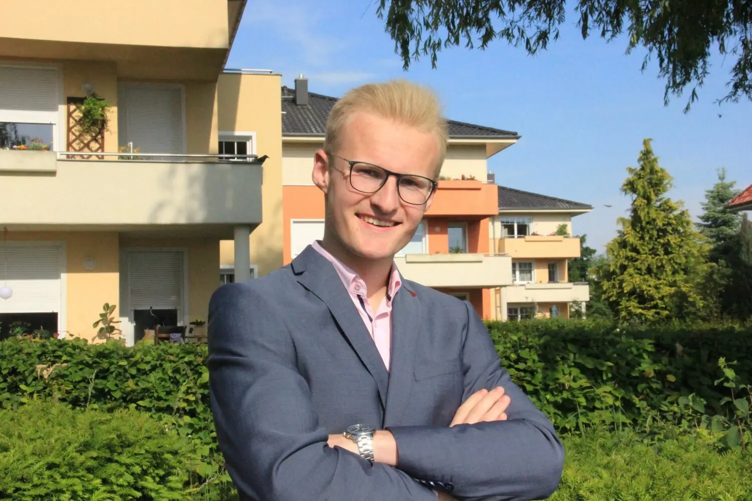 Julian Erfurth wohnt in OPR und macht neben der Arbeit seinen Schulabschluss.