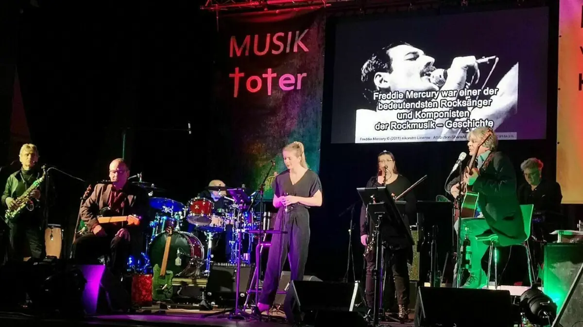 Jahrhundert–Musiker: Freddie Mercury und Songs von Queen durften beim Auftritt der Frankfurter Band „The Murmeltears“ in Seelow bei „Musik Toter — Musik verschiedener Künstler“ nicht fehlen.
Jahrhundert-Musiker: Freddie Mercury und Songs von Queen durften beim Auftritt der Frankfurter Band "The Murmeltears" in Seelow bei "Musik Toter - Musik verschiedener Künstler" nicht fehlen.