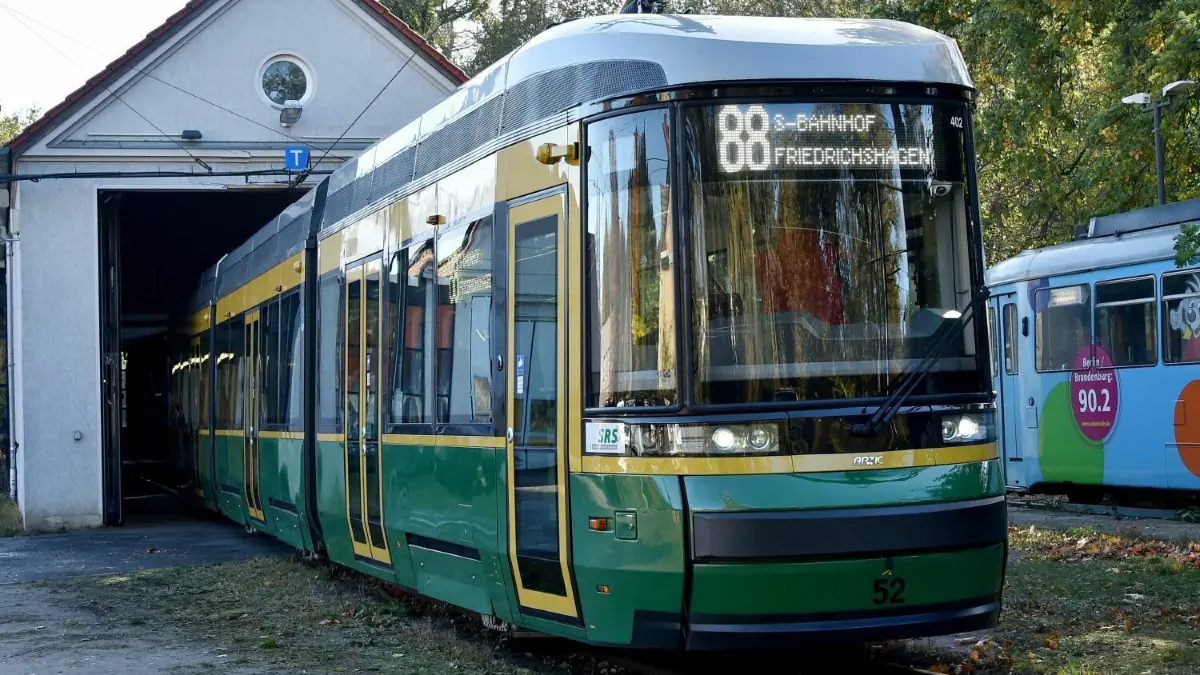Zwischen Rüdersdorf, Schöneiche und dem S–Bahnhof Berlin–Friedrichshagen unterwegs: Eine Tram der Linie 88 der Schöneicher–Rüdersdorfer– Straßenbahn (SRS) vor dem Betriebshof.
24.10.2018, Brandenburg, Schöneiche: Die erste barrierefreie Straßenbahn für die Schöneicher-Rüdersdorfer- Straßenbahn (SRS) steht vor dem Betriebshof. Die Artic Tram aus Finnland bietet 87 Sitzplätze und 125 Stehplätze. Eine zweite Bahn soll voraussichtlich im Januar 2019 in Betrieb gehen. Foto: Bernd Settnik/dpa-Znetralbild/dpa +++ dpa-Bildfunk +++