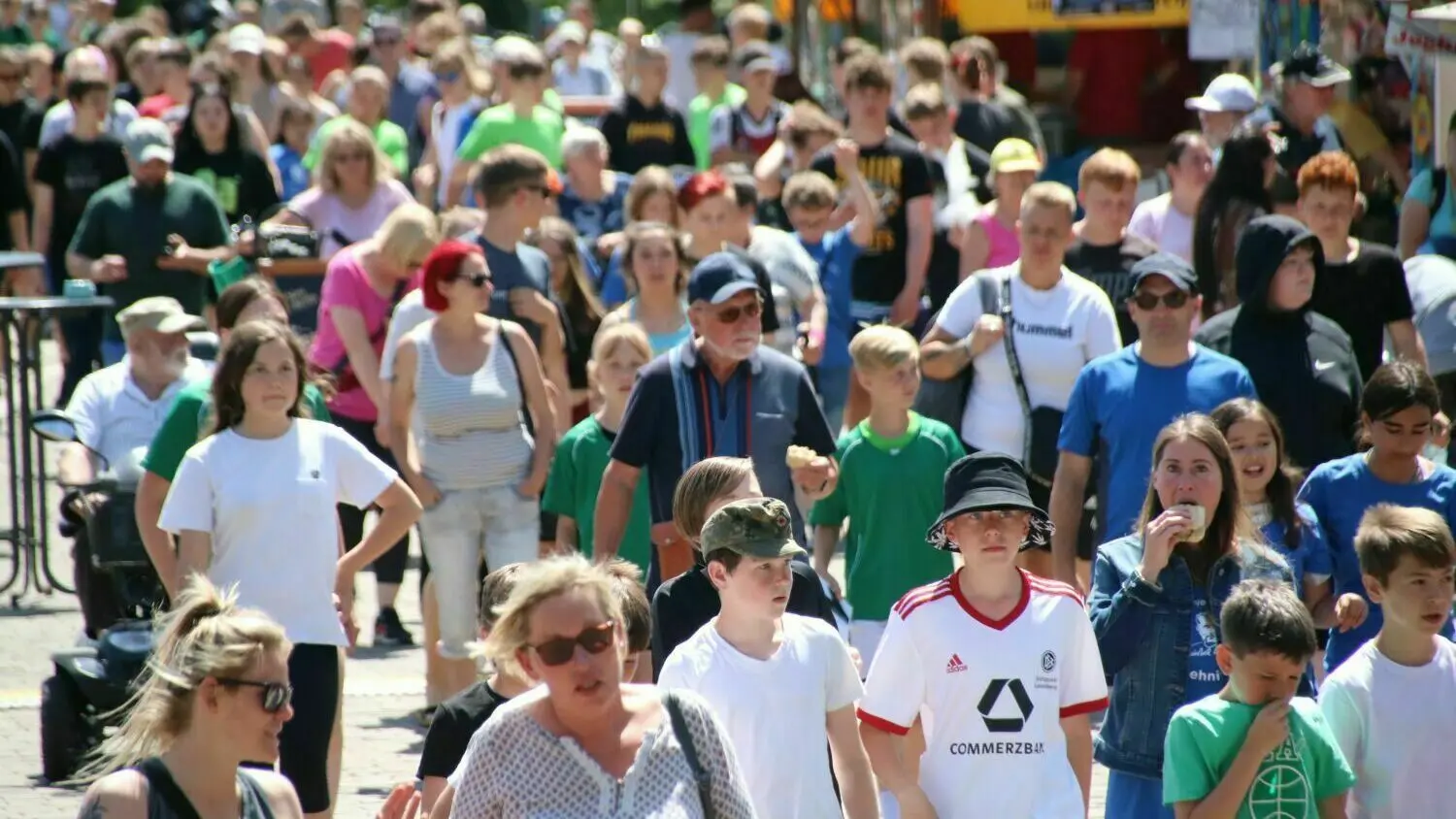 Viel los am Bollwerk: Mit dem Schulcup des Drachenbootrennens startete am Freitag das Stadtfest Oranienburg 2022.