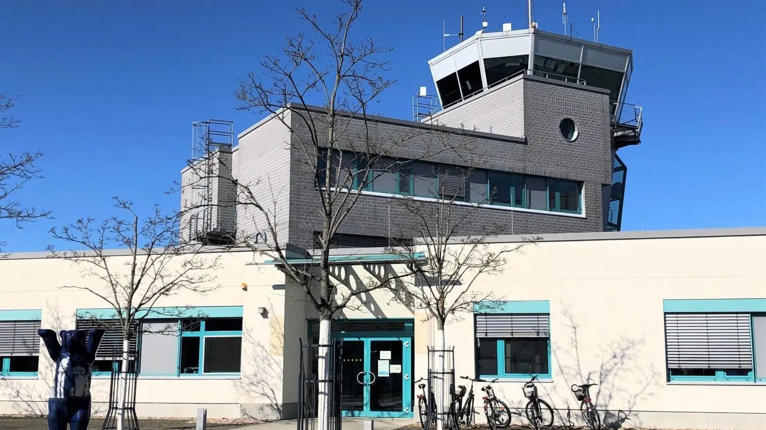 Der Tower mit Kontrollturm auf dem Flugplatz in Ahrensfelde. Wegen des Lärmschutzes werden Trainingsflüge da absolviert, wo Menschen am wenigsten belästigt werden. Wenn ein Hubschrauber länger irgendwo in der Luft steht, handelt es sich um einen Einsatz.