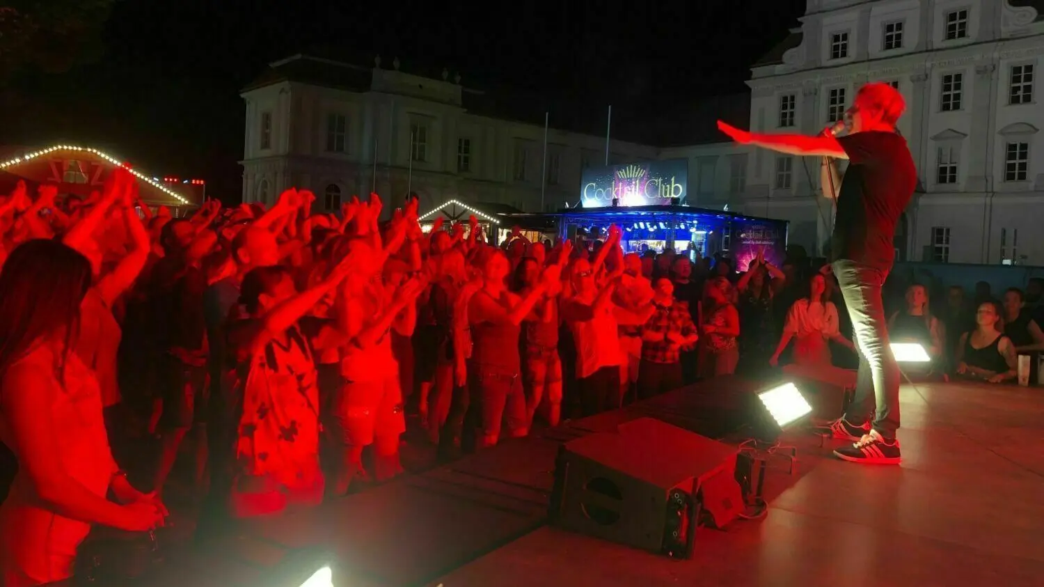 We will rock you! Die Coverband „The Magic of Queen“ sorgte am Samstagabend für einen vollen Schlossplatz und ausgelassene Stimmung mit den größten Hites der Rockband Queen.