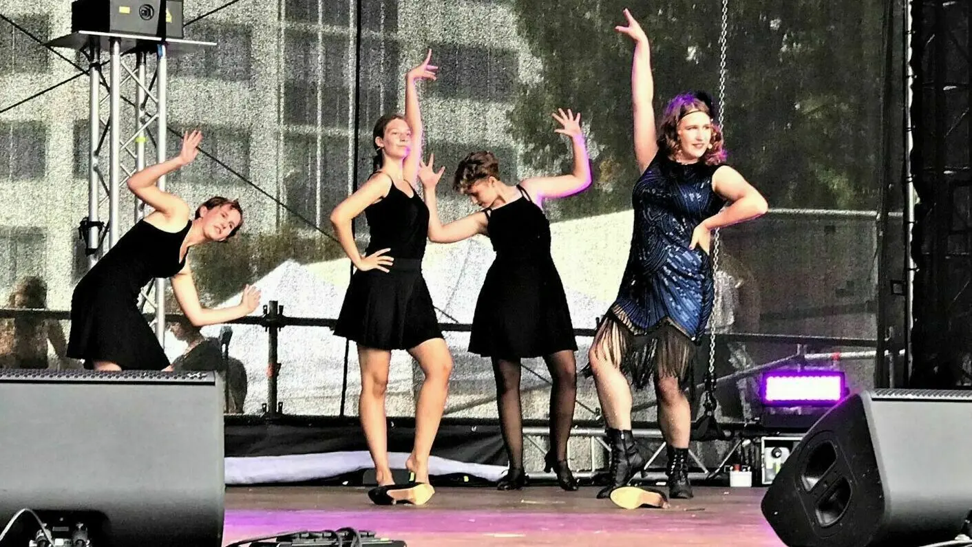 Im Stil der 1920er-Jahre: Junge Künstler der Musicalwerkstatt des Club „Marchwitza“ singen und tanzen auf der Hauptbühne.