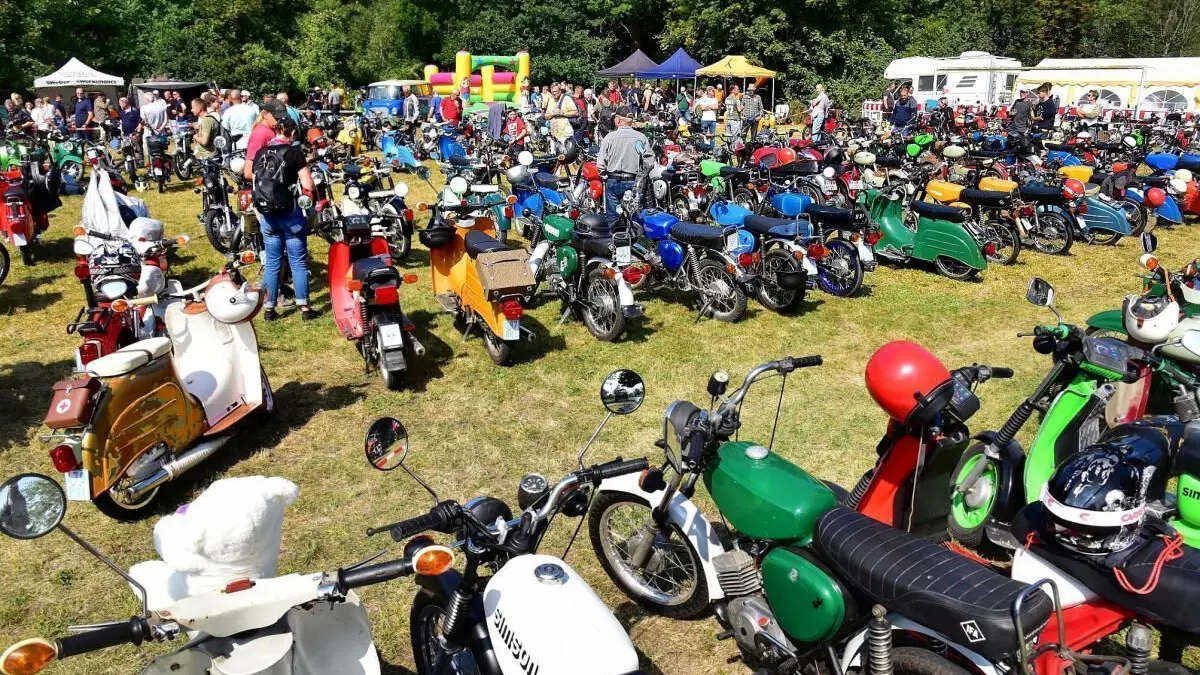 Mopeds über Mopeds beim 3. Sommerfest der Simson Freunde Oderbruch auf dem alten Sportplatz in Letschin. Von hier aus ging es zur gemeinsamen Ausfahrt durch das Oderbruch.
Boberhaus