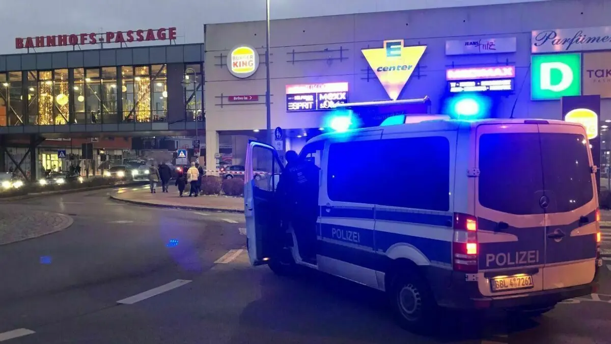 Situation am Abend: In der Bahnhofs–Passage in Bernau hat es eine Explosion gegegeben. Geschäfte wurden geschlossen.
Explosion in der Bahnhofspassage in Bernau am 16.12.22