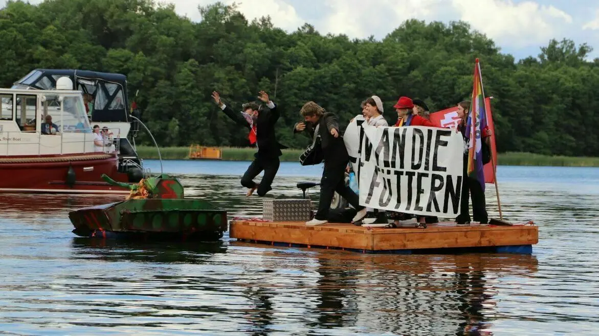 Bei der Spaßbootsregatta wurden durchaus ernste Themen aufgegriffen. „Putin an die Fische verfüttern“ lautete der auf einem Boot angebrachte Spruch.