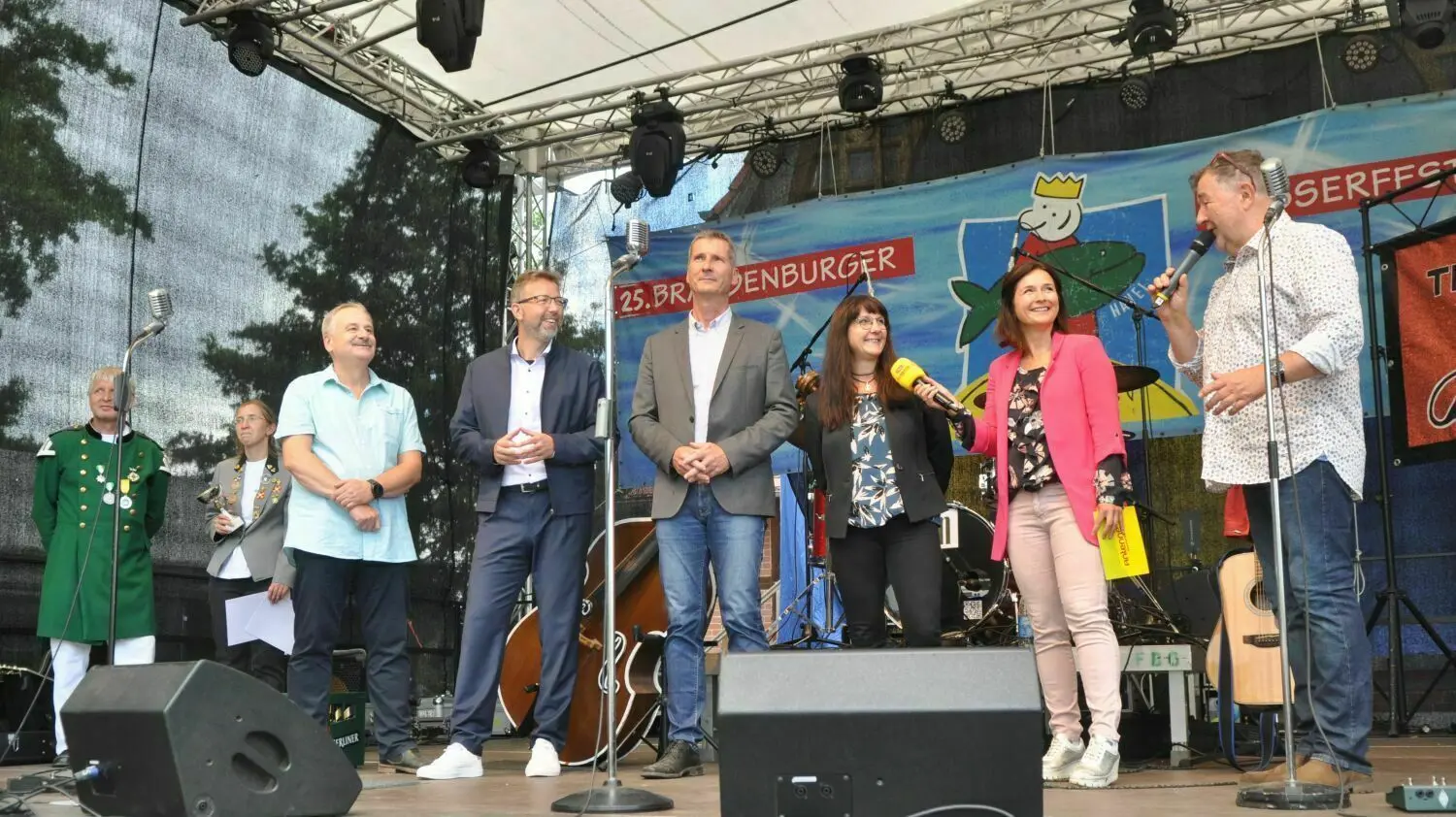 Die offizielle Eröffnung am Nachmittag: der amtierende Stadtverordnetenvorsteher Lutz Wilke (AFO), Oberhavels Landrat Alexander Tönnies (SPD), Bürgermeister Robert Philipp (parteilos) und Brandenburgs Finanzministerin Katrin Lange (SPD) mit den Moderatoren Monique Ehmke und Thomas Hentschel (vorne von links).