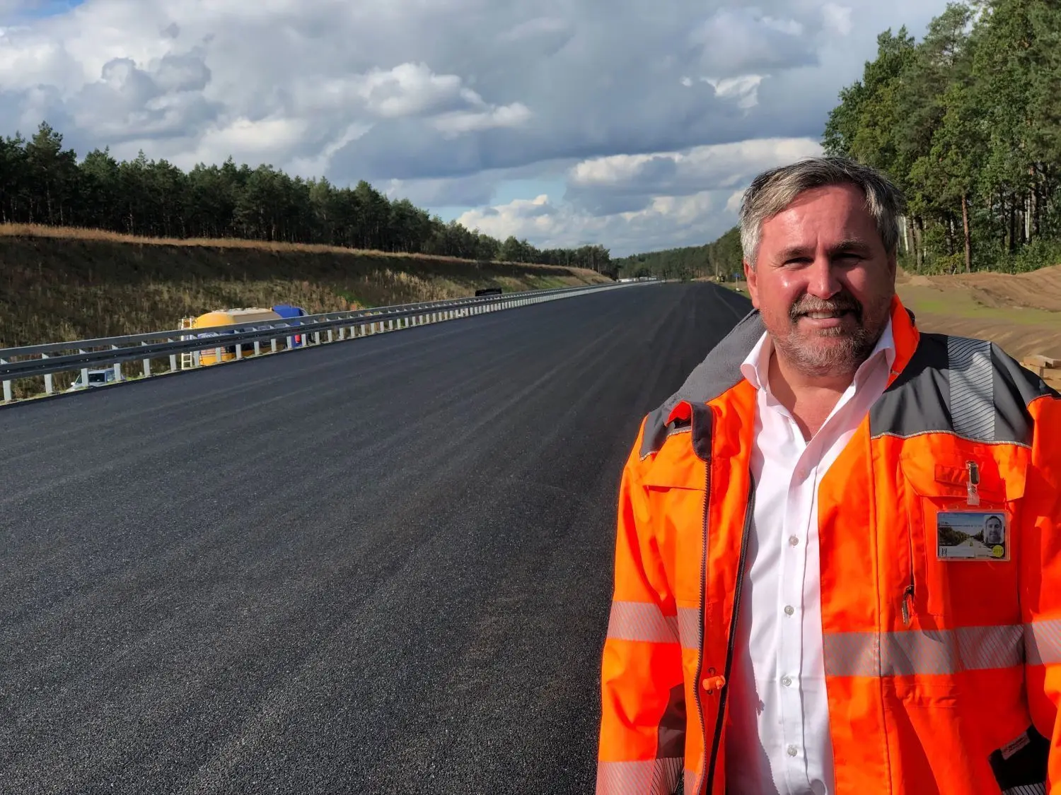 Dr. Thomas Stütze, technischer Geschäftführer der Projektgesellschaft Havellandautobahn, ist überzeugt, dass die Einwohner von Birkenwerder weniger Lärm von der Autobahn hören, weil in der Ortslage offenporiger Asphalt (OPA) eingebaut wurde.