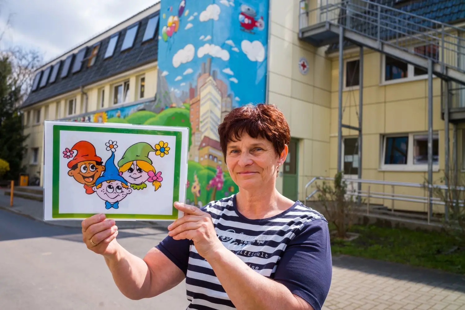 Die Kita Kiefernzwerge hat ein eigenes Logo, das Ramona Ludwig präsentiert. Die Einrichtung wird von der Strukturänderung in Beeskow nur indirekt betroffen sein.
