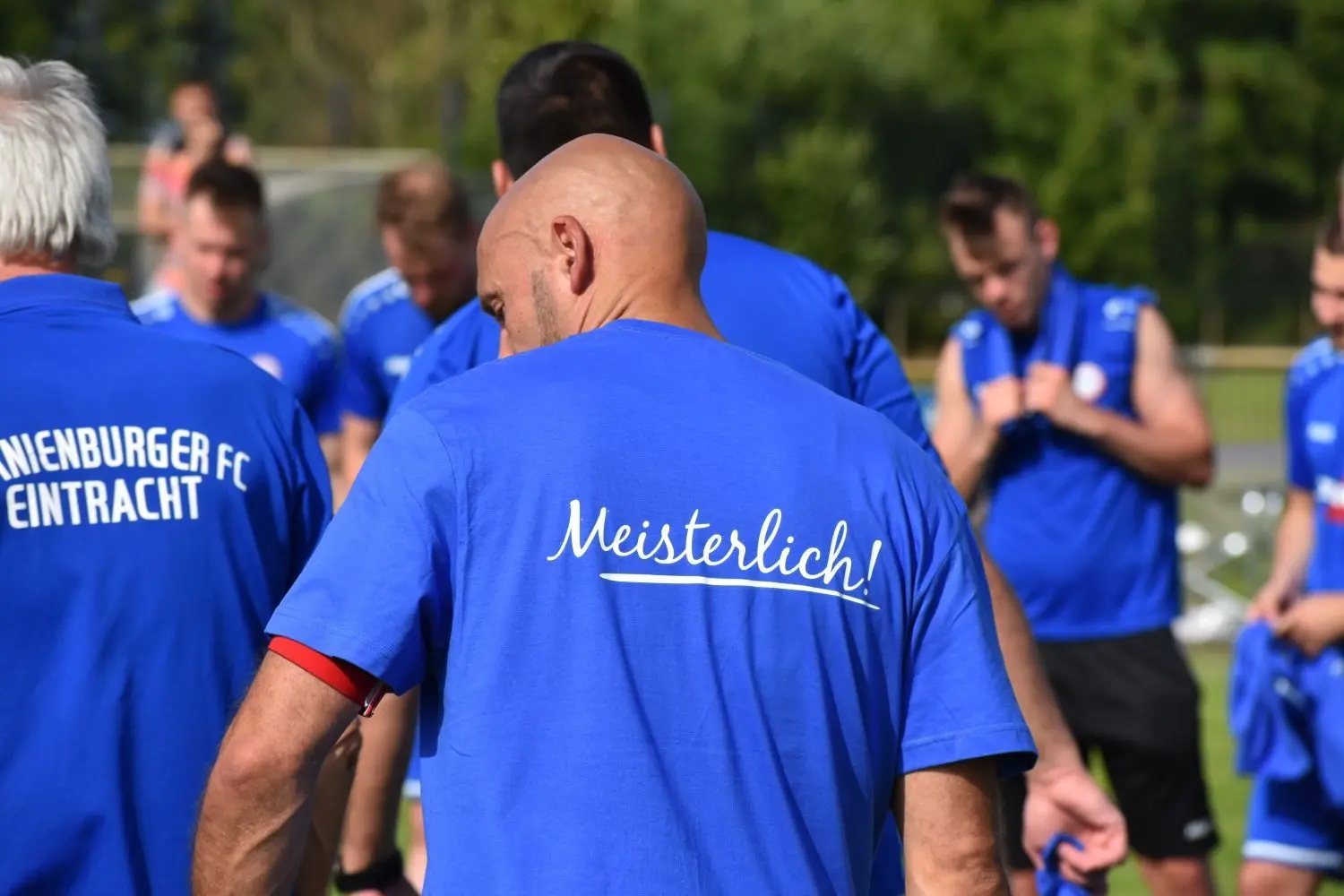 Sie blieben nicht im Karton: Der Oranienburger FC Eintracht belegte in einem spannenden Saisonfinale zwar „nur“ Platz zwei, ließ die angefertigten Shirts jedoch nicht ungenutzt. Trainer Enis Djerlek sprach von einer „meisterlichen“ Spielzeit seiner Mannschaft.
