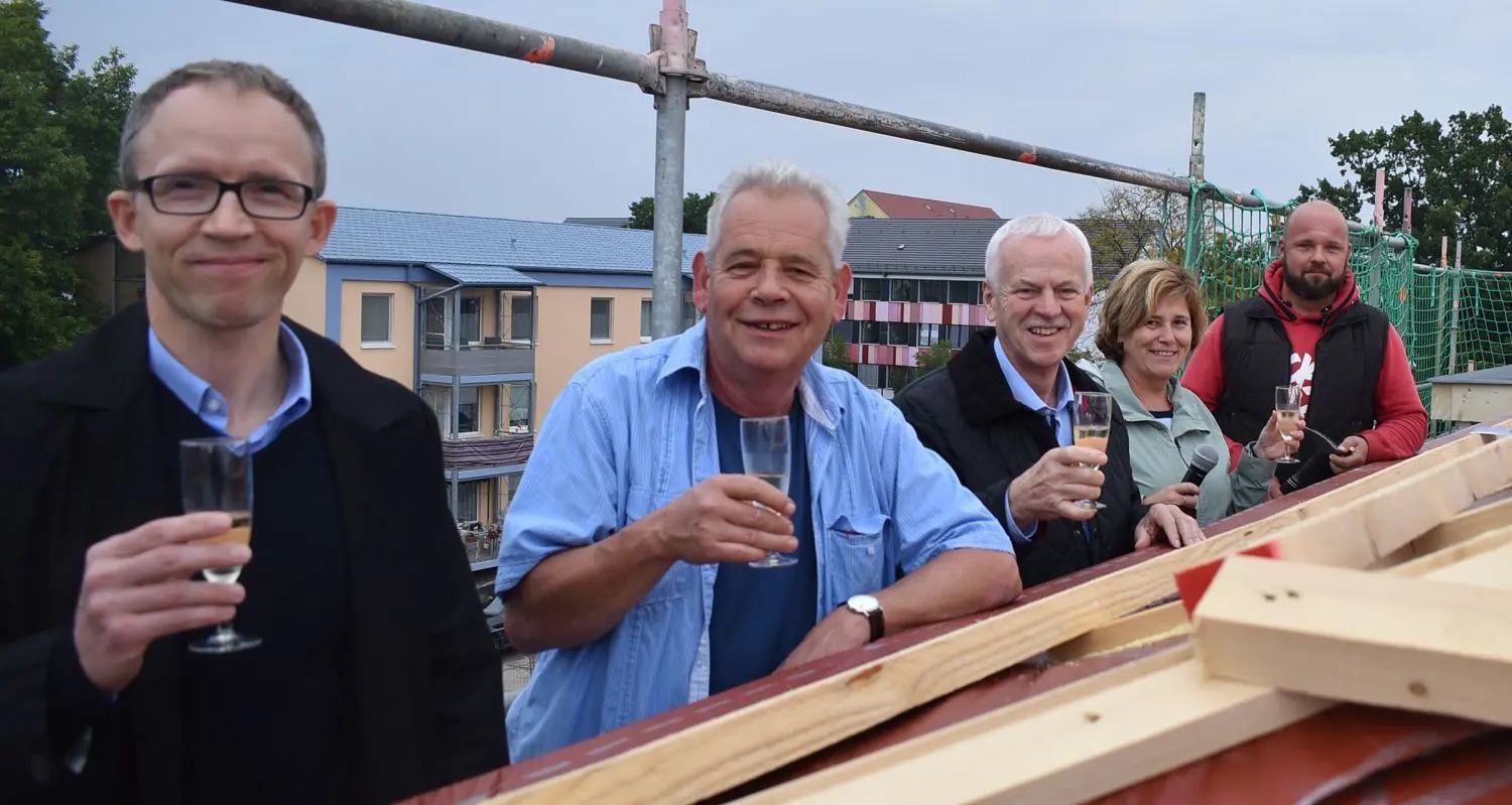 Anstoßen beim Richtfest für die Blumenvillen (von links): Architekt Martin Wilke, Bauleiter Uwe Höwner, Bürgermeister Jürgen Polzehl, Wohnbauten-Geschäftsführerin Maren Schmidt und Zimmerermeister Frank Szczuka.