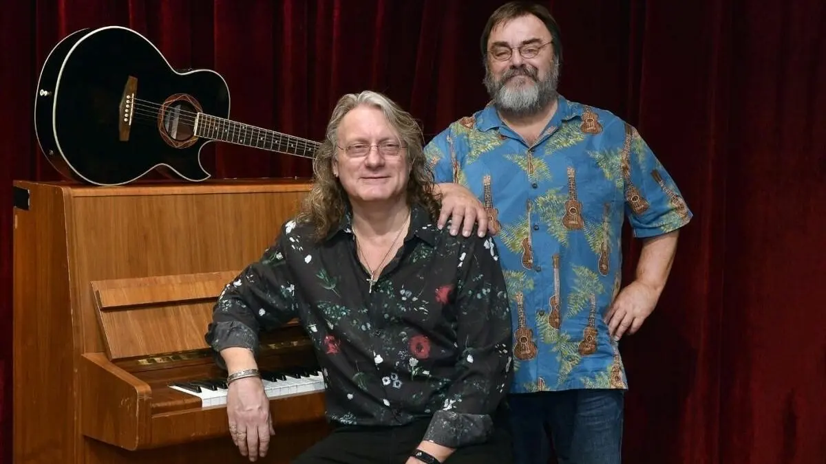 Die Gruppe „MTS“ kommt nach Steinhöfel auf Abschieds–Tour: Dabei sind Bandgründer und Sänger Thomas Schmitt (r.) und sein langjähriger musikalischer Begleiter Frank Sültemeyer (Gitarre, Keyboard, Klavier, Gesang; 1993—99 und seit 2011). Gibt es für das Konzert noch Karten?
Die Gruppe "MTS" kommt nach Steinhöfel auf Abschieds-Tour: Dabei sind Bandgründer und Sänger Thomas Schmitt (r.) und sein langjähriger musikalischer Begleiter Frank Sültemeyer (Gitarre, Keyboard, Klavier, Gesang; 1993-99 und seit 2011 dabei).