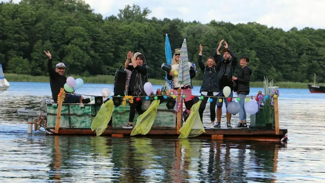 Die Spaßbootregatta auf dem Schwedtsee war trotz kleiner Beteiligung ein Erfolg.