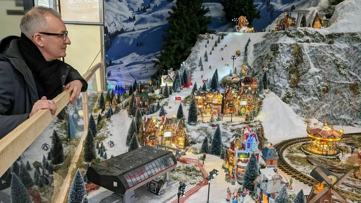 Im Holland–Park wurde in der Winter–Saison eine große Miniatur–Winterlandschaft aufgebaut. Für den Winter im nächsten Jahr verspricht Geschäftsführer Theo Roelofs eine Wiederholung. „Aber sie wird dann noch größer.“
Geschäfstführer des Holland-Parks Theo Roelofs vor der Miniatur-Winterlandschaft, Dezember 2022