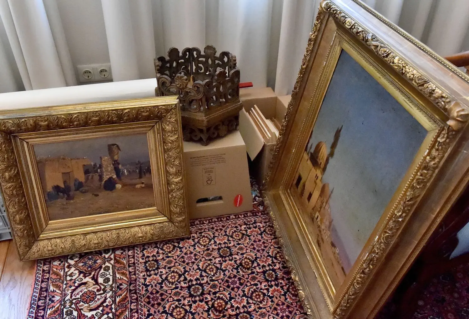 Auch heute noch begehrt: Diese Bilder von Wilhelm Gentz (1822-1890) und ein geschnitzter Holzleuchter standen am 02.05.2017 in Wustrau (Brandenburg) im Preußenmuseum zum Versand bereit. Rund 300 Exponate, die die Kontakte Preußens zu islamischen Staaten beleuchten, wurden kurze Zeit darauf in einer Ausstellung in der Kasaner Moschee in Tatarstan gezeigt.