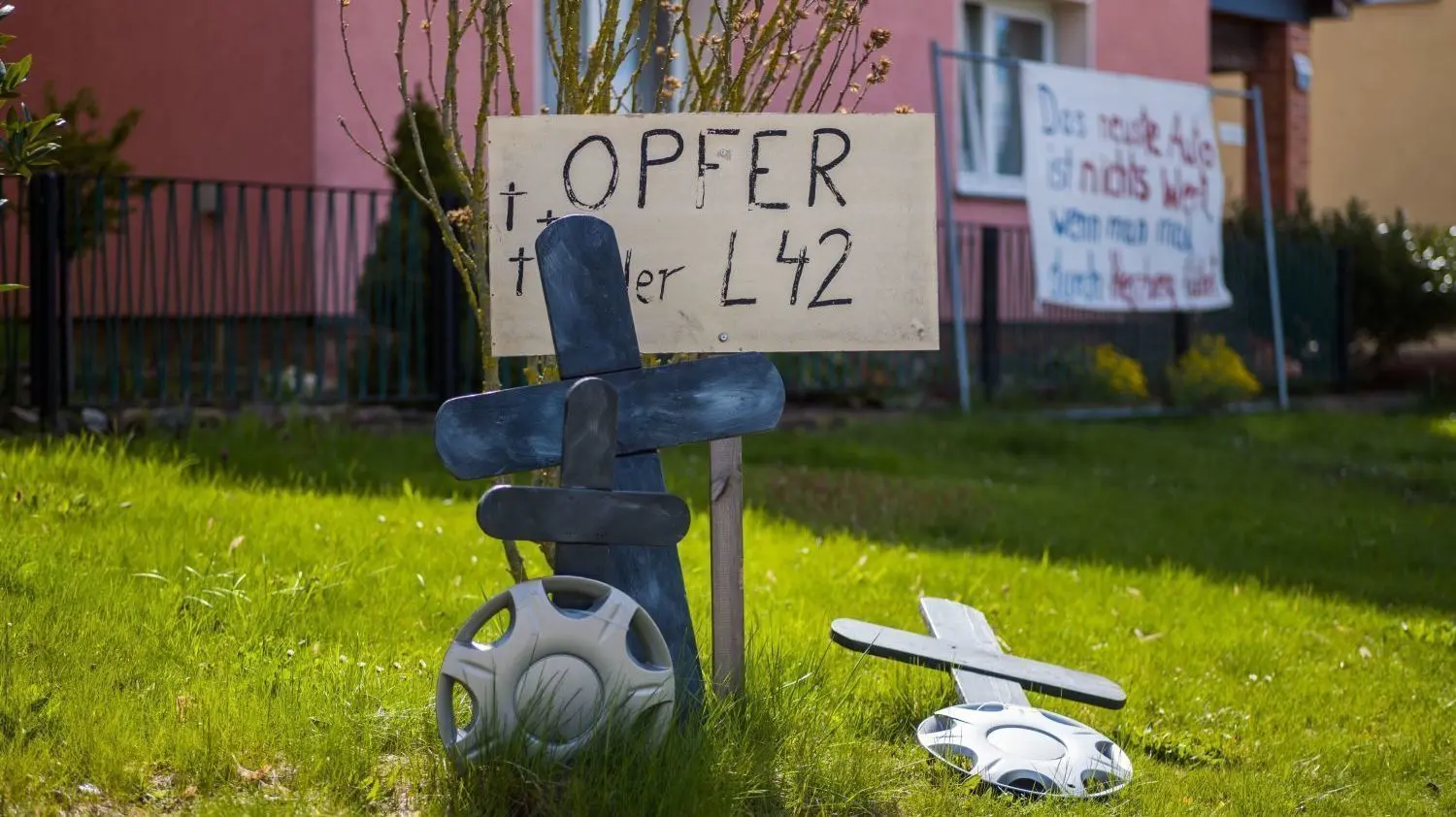 Traurige Berühmtheit – für die desolate L 42 zeichnet sich eine Lösung ab. Das Land will die Straße schnell abstufen, doch es fehlt Personal. Sascha Gehm vom Landkreis schlägt vor, zunächst eine provisorische Asphaltdecke aufzubringen und eine spätere Sanierung durch den Kreis bei Finanzierung des Landes.